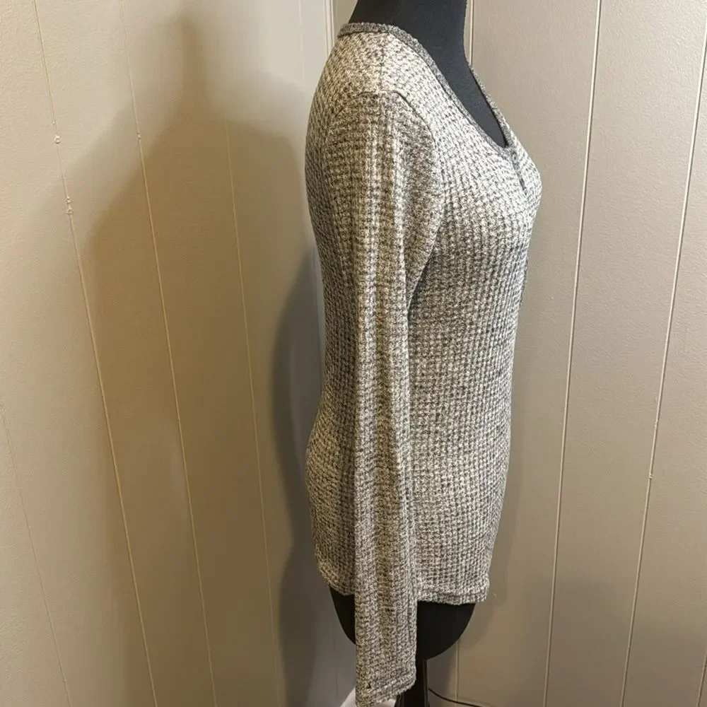 Mystree heather gray super soft & stretchy thermal scoop neck henley. Small.